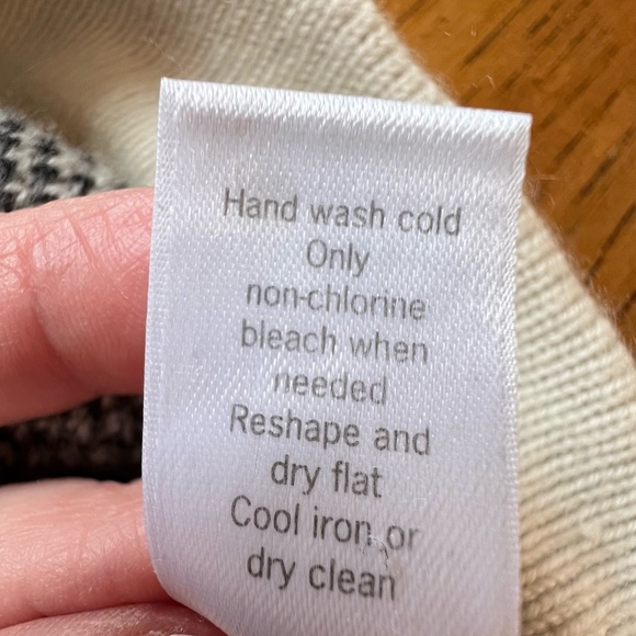 ⭐️ Athleta Marled Black Cream Cashmere Wool Blend Turtleneck Sweater SMALL - Picture 11 of 11